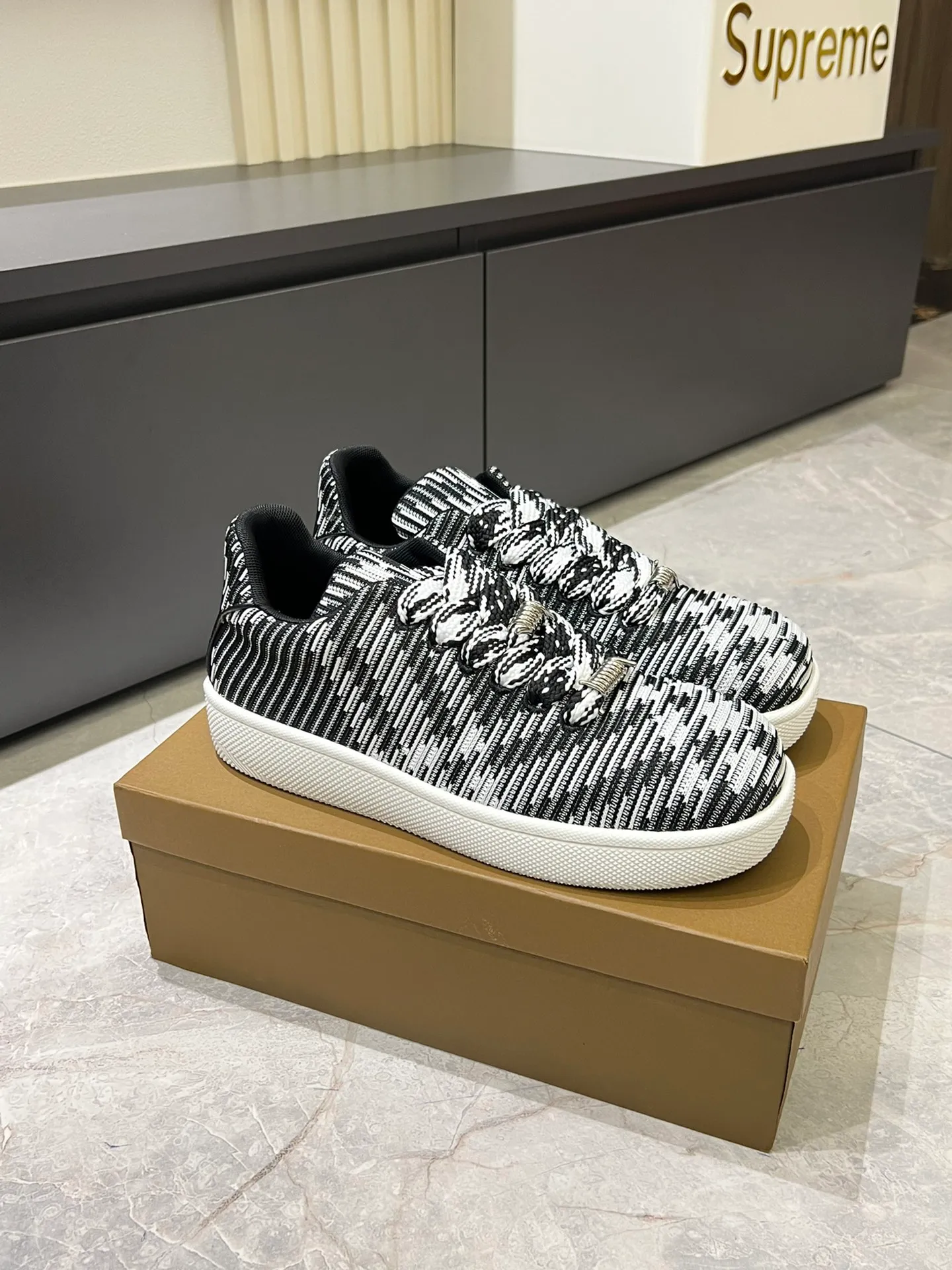 Men's shoes 💰p380 "Burberr*" new thick-soled men's casual sports shoes, cool sneakers and bread shoes, originally purchased and developed, the top version of Box series sports shoes, made of smooth calfskin fabric, embellished with embossed Equestrian Knight logo (EKD). Made of mesh lining, the laces are decorated with metal coils, the rubber soles are decorated with the Burberry letter logo, and the original molded 3.5CM two-color T men's shoes 💰pU outsole! Male 38-44 (45 customized)